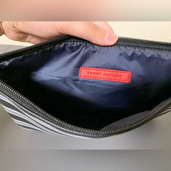 Tommy Hilfiger makeup/misc. zipper pouch with tassel and handle strap - Picture 6 of 9